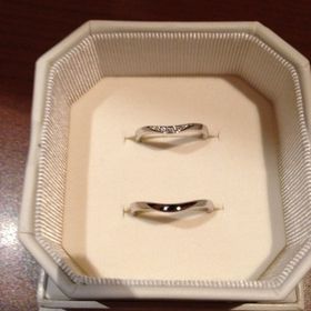 【4℃ BRIDAL(ヨンドシーブライダル)の口コミ】 指輪にくびれがあるデザインで、指をキレイに見せてくれるのが良かった。…