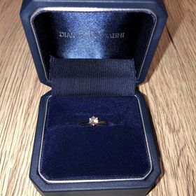 【銀座ダイヤモンドシライシの口コミ】 指輪のデザイン
指輪の形、デザインは付けた際に指が綺麗になるためv字デ…