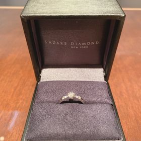 【ラザール ダイヤモンド(LAZARE DIAMOND)の口コミ】 長く使っても飽きないシンプルなデザインが決め手でした。
シンプルだから…