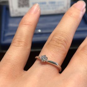 【銀座ダイヤモンドシライシの口コミ】 価格は25万以内で、透明度が高く、輝きが虹色で美しかったことと、リング…