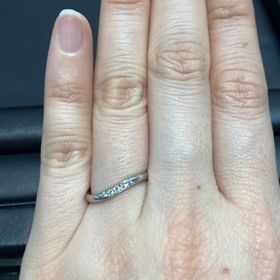 【ラザール ダイヤモンド(LAZARE DIAMOND)の口コミ】 指馴染みがよく、上品で可憐なデザインを探していました。
ウェーブデザイ…