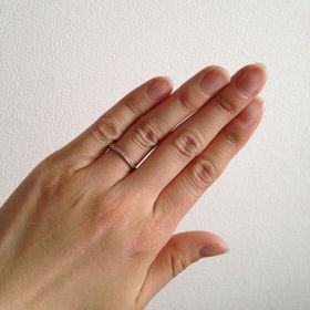 【銀座ダイヤモンドシライシの口コミ】 デザインがシンプルすぎず、派手すぎないのでこちらに決めました。また、…