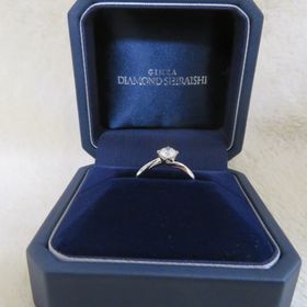 【銀座ダイヤモンドシライシの口コミ】 結婚指輪と重ねづけできるシンプルなデザイン且つ、ダイヤの底が台座と面…