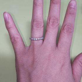 【美輪宝石】の口コミ 色々なエタニティリングを試しましたが、あまり細いのも寂しいのでそれなり...