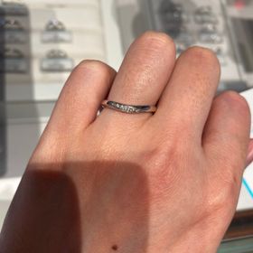 【銀座ダイヤモンドシライシの口コミ】 婚約指輪がV字だったので、重ね付けした時に綺麗に見えるV字のデザインを…