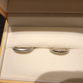 【ケイウノ ブライダル(K.UNO BRIDAL)の口コミ】 他にはない三日月の形をしたデザインが決め手の理由でした。側面にそのデ…