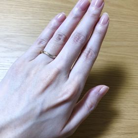 【杢目金屋(もくめがねや)の口コミ】 V字のデザインで、指をほっそりと見せてくれます。杢目金屋の売りの「杢目…