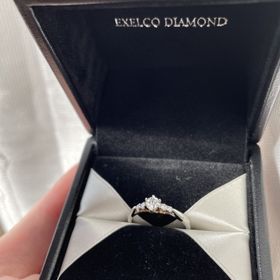 【エクセルコダイヤモンド(EXELCO DIAMOND)の口コミ】 シンプルなメレダイヤの指輪を探していました。こちらの指輪は石座の下の…