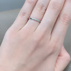 【銀座ダイヤモンドシライシの口コミ】 私は細身で斜めにストーンが入っている指輪を探していました。ここの指輪…