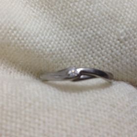 【STAR JEWELRY(スタージュエリー)の口コミ】 ついているのは小さなダイヤがひとつだけなので、家事の邪魔にもならず普…