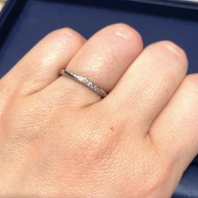 【銀座ダイヤモンドシライシの口コミ】 毎日つける物なので、シンプルで飽きのこないデザインが良いなと思ってい…