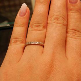 【ラザール ダイヤモンド(LAZARE DIAMOND)の口コミ】 元々ストレートタイプの指輪ではなく、
少し形の違うものが欲しいと思って…