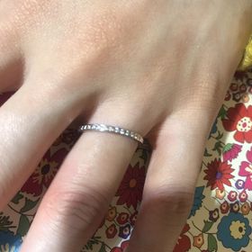 【俄(にわか)の口コミ】 デザインが気に入りました。ダイヤの見え方が派手じゃなくて好きでした。…