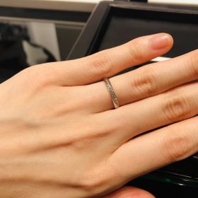 【ラザール ダイヤモンド(LAZARE DIAMOND)の口コミ】 幅が少し太めで、つけた感じ重厚感がありました。斜めにダイヤモンドが流…