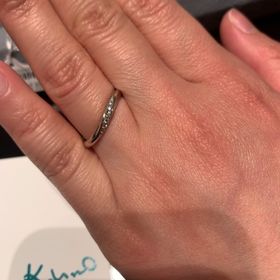 【ケイウノ ブライダル(K.UNO BRIDAL)の口コミ】 シンプルですが、動きがあってダイヤが入っている指輪を探していました。…