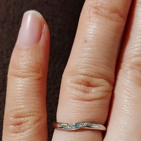 【Disney Cinderella(ディズニー シンデレラ)の口コミ】 指が太くて短いので少しでも細く見えるデザインとして、ウェーブの形で探…