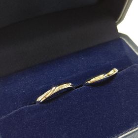 【銀座ダイヤモンドシライシの口コミ】 はじめはシンプルな石なしのものにしようと思いましたが、ダイヤモンドの…