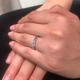 【ティファニー(Tiffany & Co.)の口コミ】 デザインが一番の決め手。大きなダイヤモンドを選んだが、輪の中に半分収…