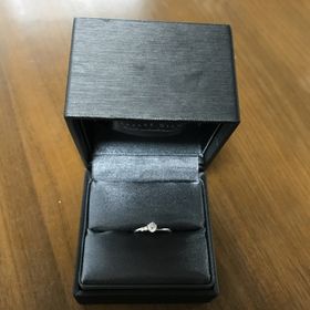 【ラザール ダイヤモンド(LAZARE DIAMOND)の口コミ】 指輪を選んで買ったのは旦那さんでした。
プロポーズの時に渡されたので、…