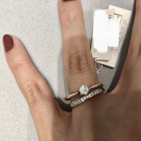 【STAR JEWELRY(スタージュエリー)の口コミ】 婚約指輪の方はシンプルな一粒ですが、真ん中の立てる爪の箇所が少しひね…