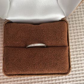 【ENUOVE(イノーヴェ)の口コミ】 指輪を着用した時、少しでも手、指が細くキレイに見えるよう、細身で、カ…