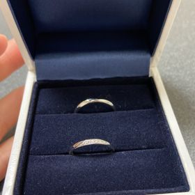 【HOSHI no SUNA 星の砂(ほしのすな)】の口コミ 指輪の華やかさが婚約指輪ととても合い、つけた瞬間これにしよ！と即決でし...