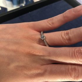【4℃ BRIDAL(ヨンドシーブライダル)の口コミ】 指輪のデザイン:メレ(中心に大きいダイヤモンド、その周囲に小さい大きさ…