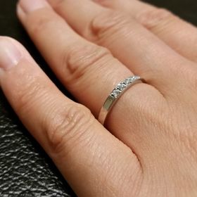 【ROYAL ASSCHER(ロイヤル・アッシャー)の口コミ】 プラチナで、ダイヤモンドが入った指輪を探していました。カジュアルでも…