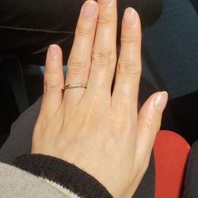 【銀座ダイヤモンドシライシの口コミ】 まず指輪のデザインが一番気に入りました。真正面から見るとキラッと光る…