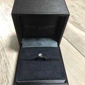 【ラザール ダイヤモンド(LAZARE DIAMOND)の口コミ】 王道の一粒ダイヤモンドで、婚約指輪感が強かった。ダイヤモンドに向かっ…