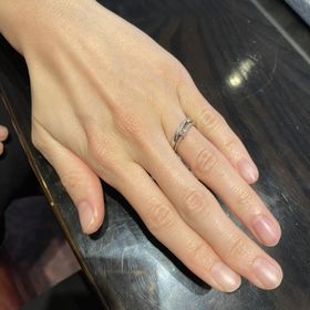 【ケイウノ ブライダル(K.UNO BRIDAL)の口コミ】 新婦用は細身のタイプの婚約指輪と結婚指輪、新郎用はあまり目立たない結…