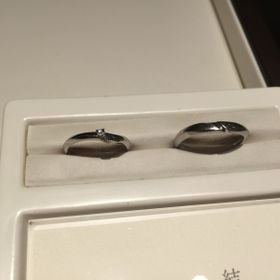 【俄(にわか)の口コミ】 石付きのマリッジリングを探していて、シンプルですが特徴的でオリジナリ…