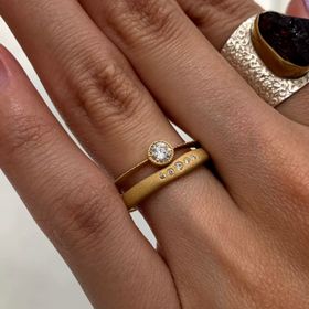 【e.m.の口コミ】 ビンテージ感のあるデザインと、婚約指輪として購入しましたが、ずっとつ…