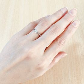 【宝寿堂(ほうじゅどう)の口コミ】 ストレートの幅のあるリングですが中央にかけて細くなっており、ダイヤモ…