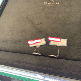 【GALA JEWELRY(ガラジュエリー)の口コミ】 指輪のデザインはとてもシンプルです。
長くつけていくものだからこそ、流…