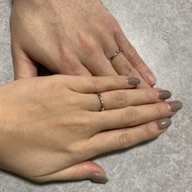 【エクセルコダイヤモンド(EXELCO DIAMOND)の口コミ】 2人で同じデザインの結婚指輪にしました！
ダイヤはそれぞれ違う色のを付…