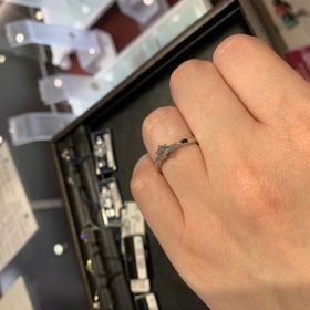 【ROYAL ASSCHER(ロイヤル・アッシャー)の口コミ】 センターダイヤの横にメレダイヤが2石ずつ並んだデザインです。アームは平…