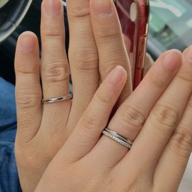 【銀座ダイヤモンドシライシの口コミ】 指輪の決め手は、シンプルなデザインでも太さや加工などいろいろと好みに…