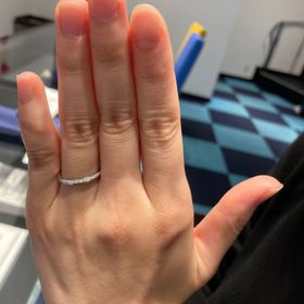 【銀座ダイヤモンドシライシの口コミ】 つけ心地はなめらかでとてもフィットします。ダイヤモンドもどの角度から…