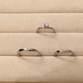 【TRECENTI(トレセンテ)の口コミ】 華奢で上品なデザインに一目惚れしました。
結婚指輪と婚約指輪を両方つけ…