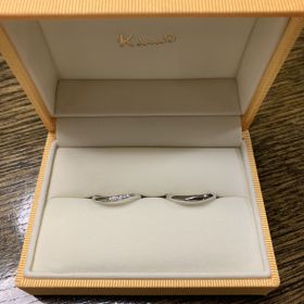 【ケイウノ ブライダル(K.UNO BRIDAL)の口コミ】 デザインがシンプルで、かつ手にすごく馴染むので、指輪初心者でも安心し…