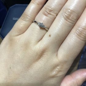 【銀座ダイヤモンドシライシの口コミ】 メインのダイヤのサイドにもダイヤがあり、大きな1粒に見えてラグジュアリ…