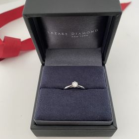 【ラザール ダイヤモンド(LAZARE DIAMOND)の口コミ】 一粒ダイヤで、シンプルなデザイン。高さがあるところが気に入りました。…