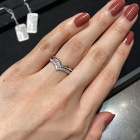 【ティファニー(Tiffany & Co.)の口コミ】 エタニティでVのラインが綺麗で気に入りました。ティファニーのエンゲージ…