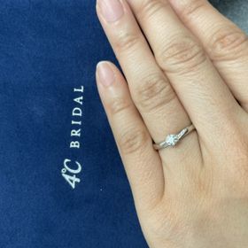 【4℃ BRIDAL(ヨンドシーブライダル)の口コミ】 結婚指輪:他の人とは被らないものを希望していました。担当者の方が持って…