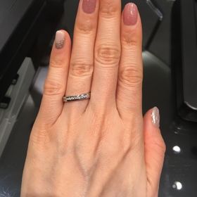 【ラザール ダイヤモンド(LAZARE DIAMOND)の口コミ】 ハイラインという指輪で、レディースはハーフエタニティのレール留めです…