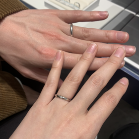【銀座ダイヤモンドシライシの口コミ】 色々な結婚指輪を見ましたが、婚約指輪がショーメのハーフエタニティにダ…