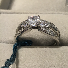 【WATANABE / 卸商社直営　渡辺の口コミ】 他の店舗より割安で、欲しいと思える指輪のデザイン、ダイヤモンドの質、…