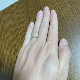 【銀座ダイヤモンドシライシの口コミ】 デザインが他店様のリングと比べても細かく作られており、細く繊細な装飾…