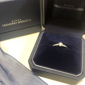 【銀座ダイヤモンドシライシの口コミ】 キラキラした婚約指輪に憧れがあり、メレダイヤも輝いているこちらの指輪…